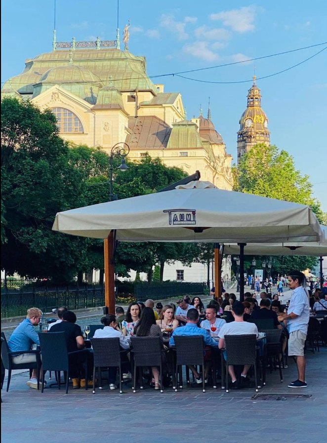 Terasa s výhľadom na Štátne divadlo